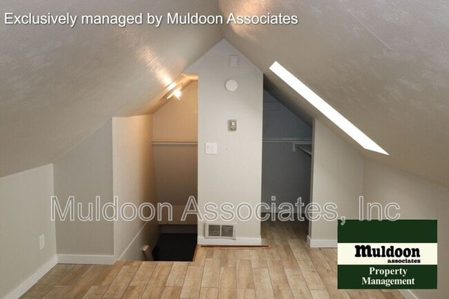 Building Photo - 1306 E 9th St