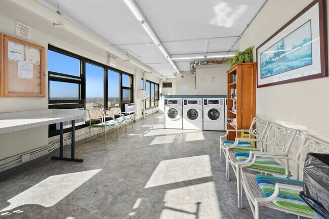 Foto del edificio - 6700 S South Shore Dr