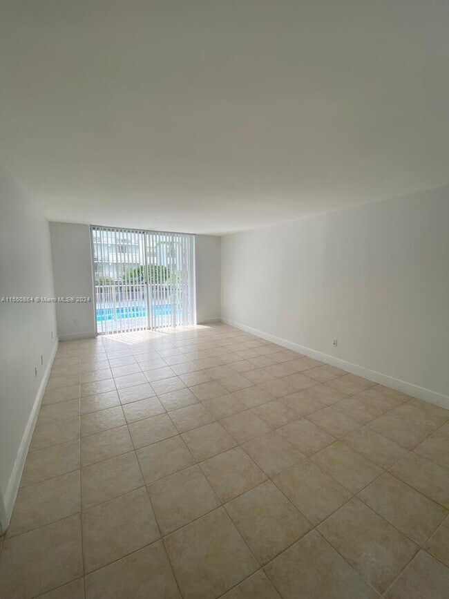 Foto del edificio - 488 NW 165th St