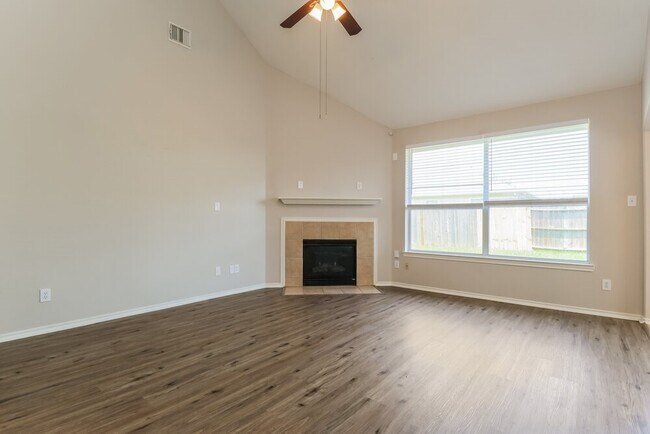 Foto del edificio - 4939 Forest Hurst Dr