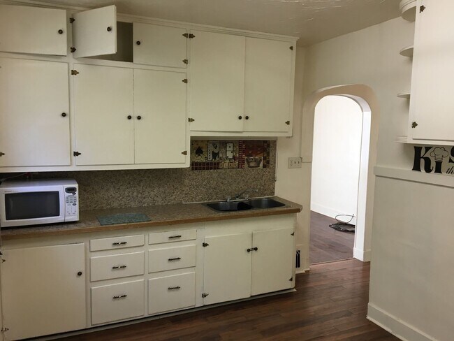 Foto del edificio - This adorable 4 bedroom 1 bath house! Pet Friendly! Will be available in February!