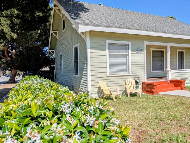 Foto del edificio - 3 Bedroom 1 Bath House with a Large Backya...