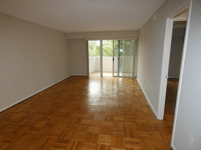 Building Photo - Renovated 1BR, 1BA + Garage Space. 2 Block...