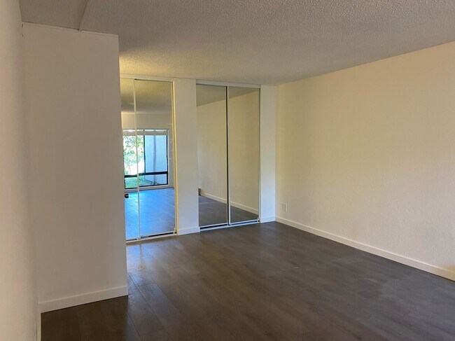 Foto del edificio - 2101 Shore Line Dr