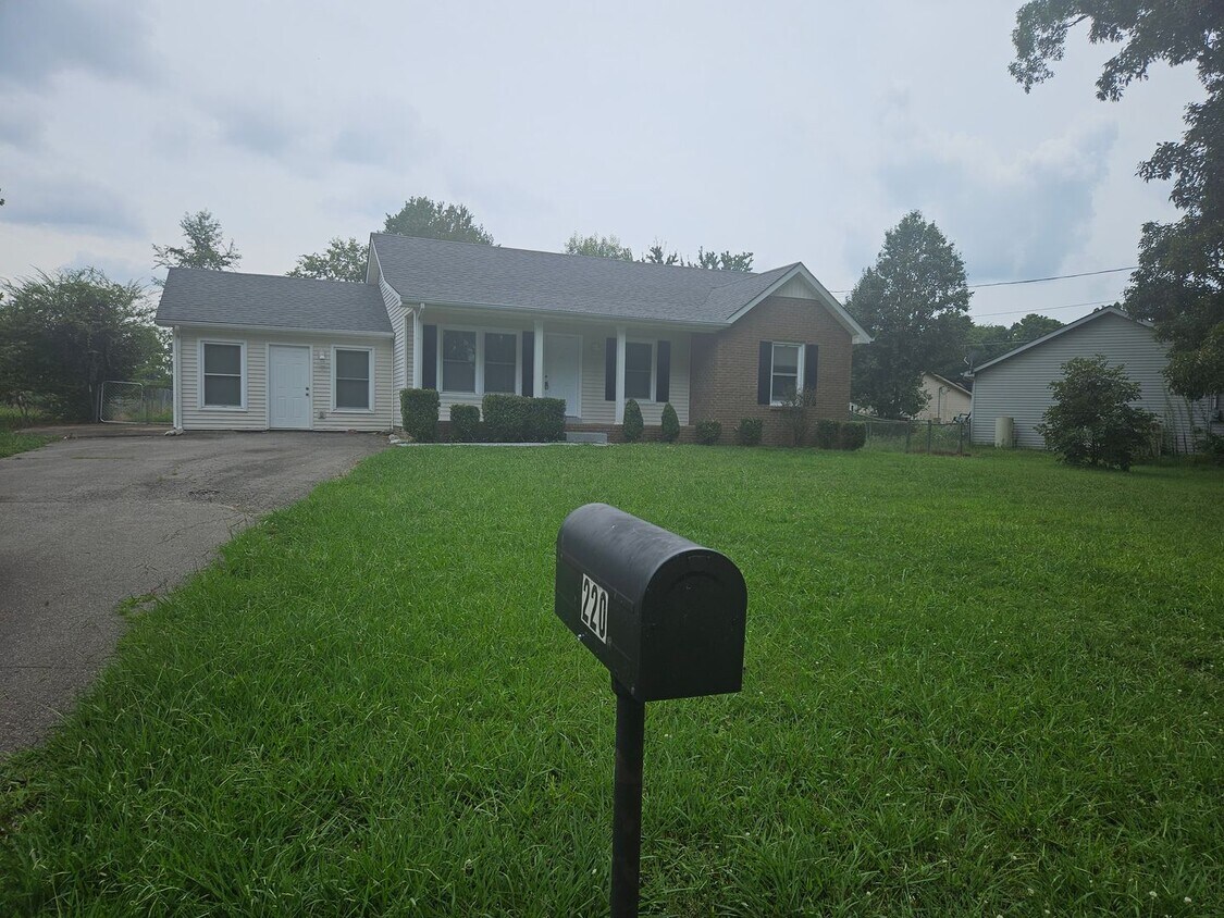 Building Photo - 220 Bob White Dr