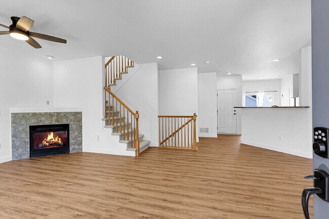 Foto del edificio - $2,640.95- 3 Bed, 3 Bath Townhome in Aurora with Central AC, In Unit Laundry and Patio Space!