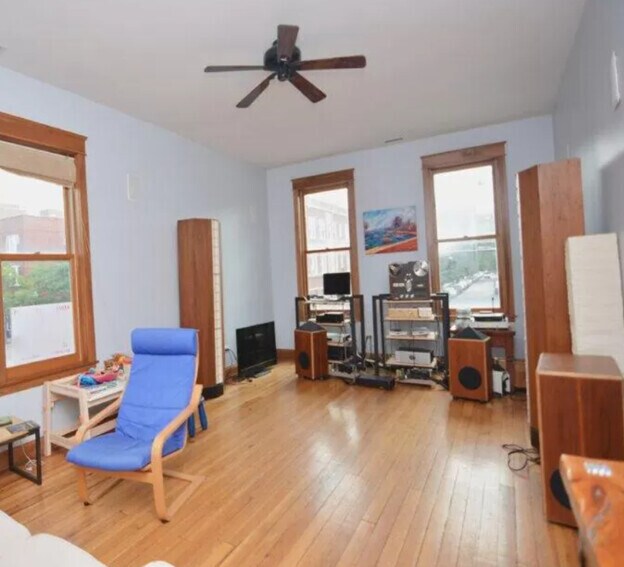 Building Photo - 5028 N Clark St