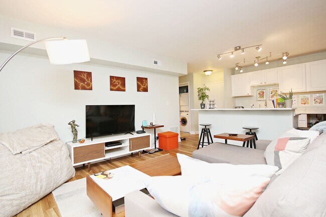 Foto del edificio - Furnished 1800 JPA Apartment Near UVA