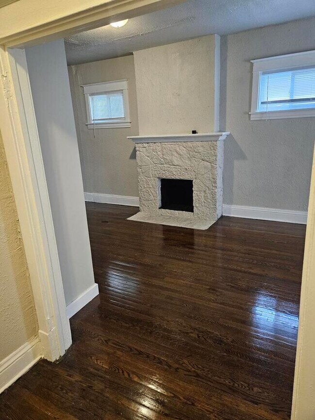 Building Photo - Newly rehabbed home- beautiful home just w...