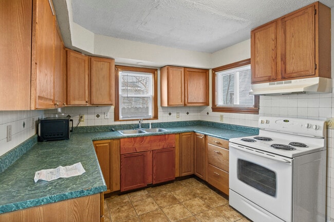 Building Photo - 2219 S Elm St