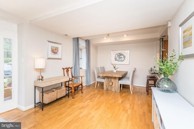 Foto del edificio - 104 Woodside Rd