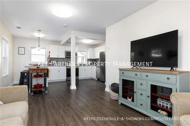 Building Photo - 736 S Cherry St