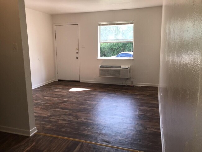 Foto del edificio - 1 bed, 1 bath apartment now available! Utilities included!