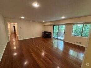 Building Photo - 10637 Weymouth St