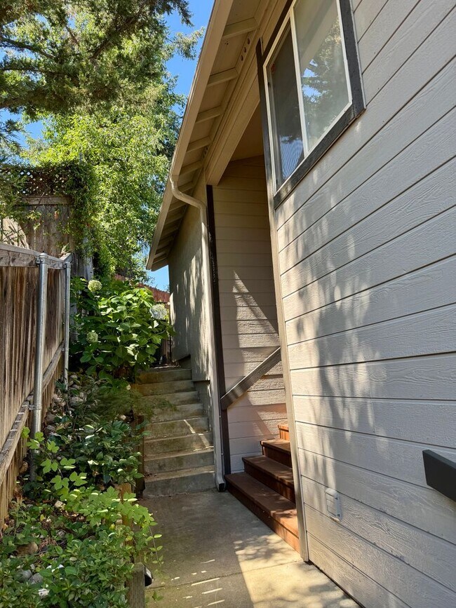 Foto del edificio - Spacious 3 bedroom, 3 bath bi-level home nestled in the scenic Sierra Nevada foothills