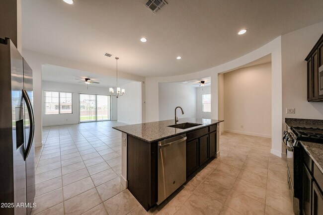 Foto del edificio - 25069 N 76th Dr