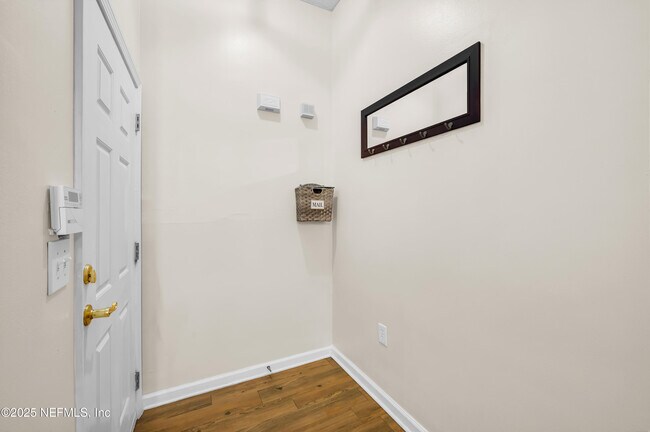 Foto del edificio - 7920 Merrill Rd