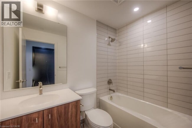 Building Photo - 15 Wellington St S