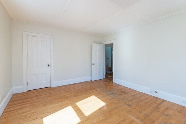 Building Photo - 40 Montfern Ave