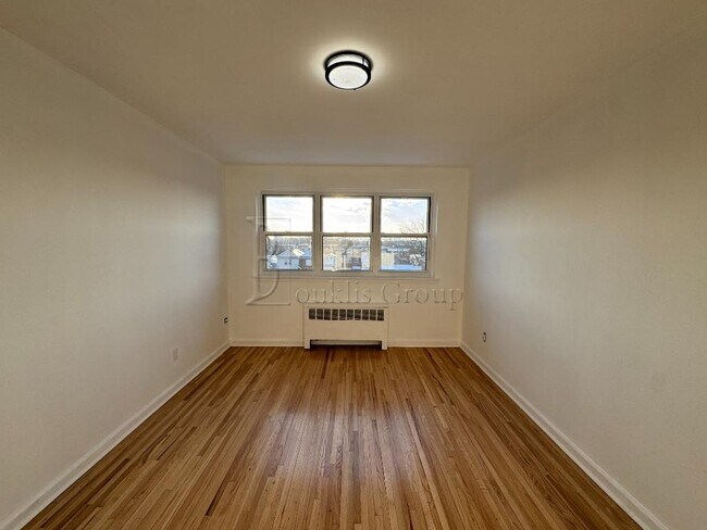Foto del edificio - ** RENOVATED ** 4 BED ** 1 BATH ** PRIME LOCATION **