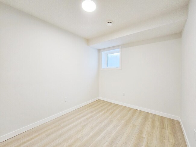 Photo du bâtiment - 1812 155 Ave NW