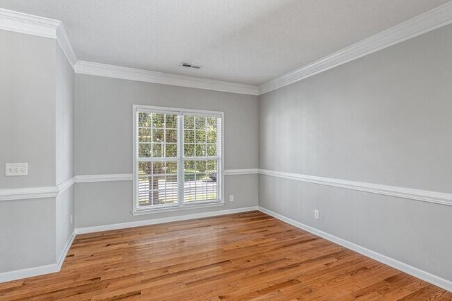 Foto del edificio - W. Wendover, Beautiful Home, Granite Counter-Tops, SS Appliances, Hardwoods, FP, Deck, Fenced, Ga...