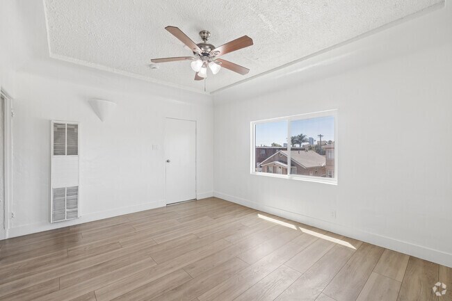 2 habitaciones, 1 baño - 1000 pies cuadrados - Sala de estar - 2700 S Redondo Blvd