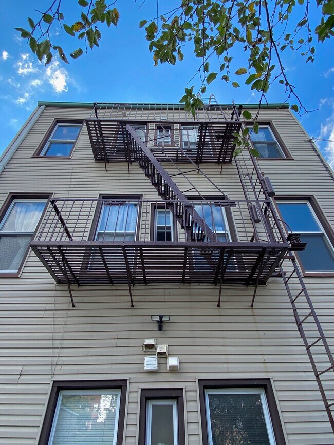 Building Photo - 718 8th St