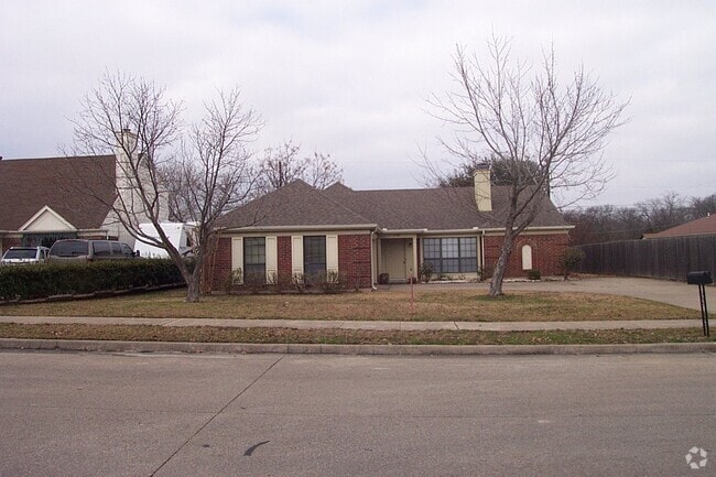Building Photo - 1709 Huntington Dr
