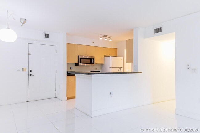 Foto del edificio - 2451 Centergate Dr