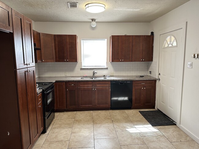 Kitchen - 305 Albert St
