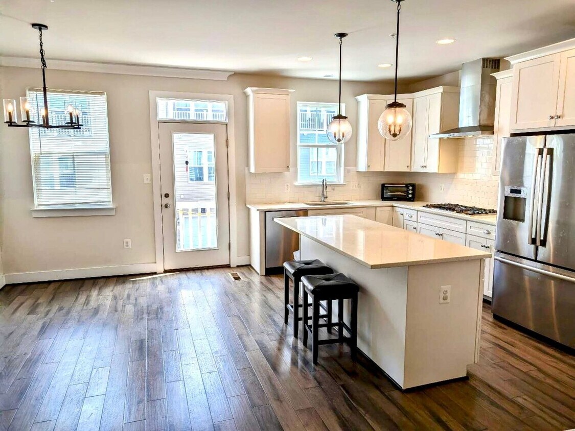 Foto principal - 4 Bedroom Townhome in Clarksburg