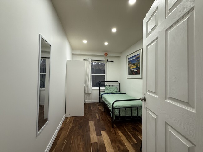 Building Photo - 10-537 Steeles Avenue west Toronto ON