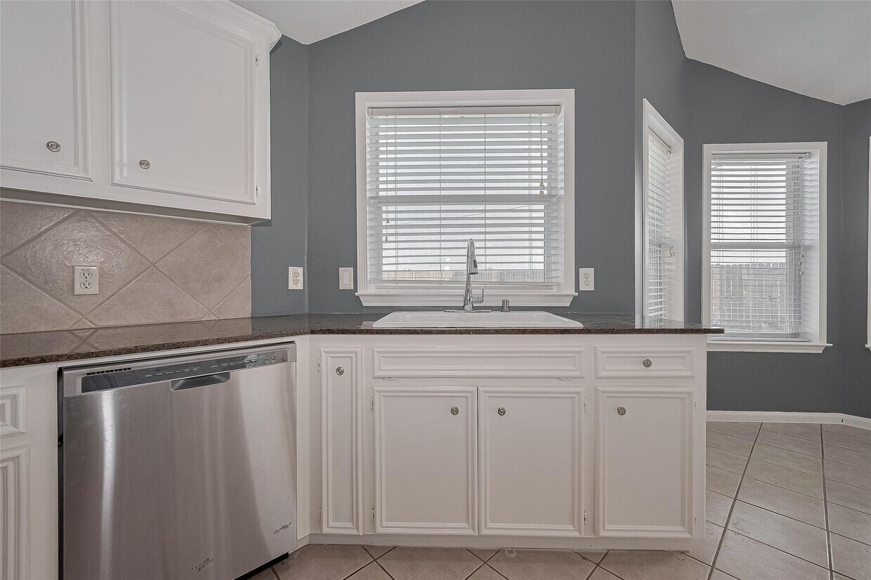 Building Photo - 9631 Highland Pointe Dr