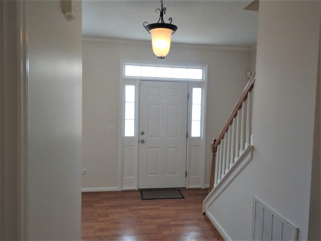 Building Photo - Beautiful 4 bed, 2.5 bath  in Greensboro! ...