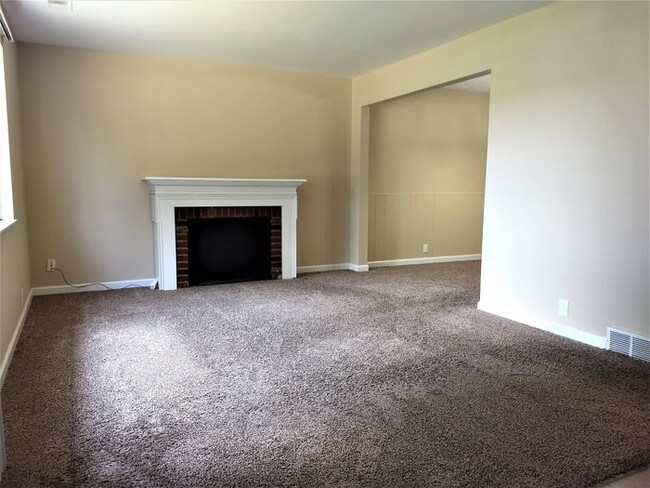 Building Photo - 8273 Bobolink Ave