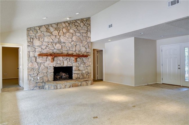 Building Photo - 6020 Daven Oaks Dr