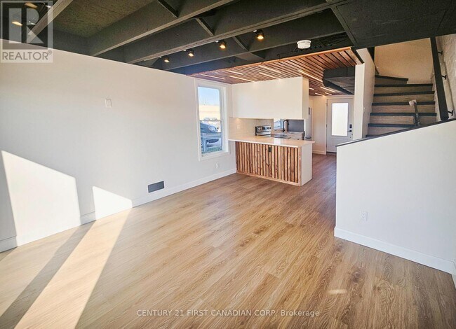 Building Photo - UNIT 3 - 857 DUNDAS St