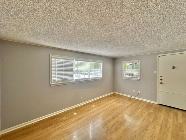 Building Photo - 1 Bed 1 Bath at Broadway Apartments! All B...