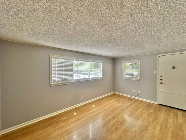 Foto del edificio - 1 Bed 1 Bath at Broadway Apartments! All B...
