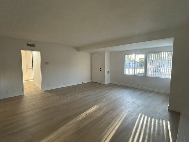 Building Photo - This Beautiful Updated 3 Bedroom 2 Bath Home is situated on a quiet Cul-de-Sac