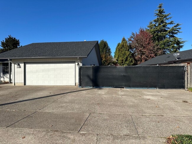 Building Photo - Updated 3 bedroom 1.5 bath house in Eugene!
