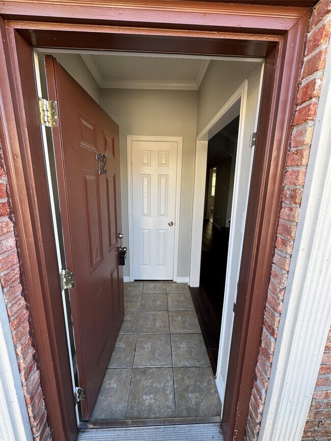 Foto del edificio - 7700 Creekbend Dr