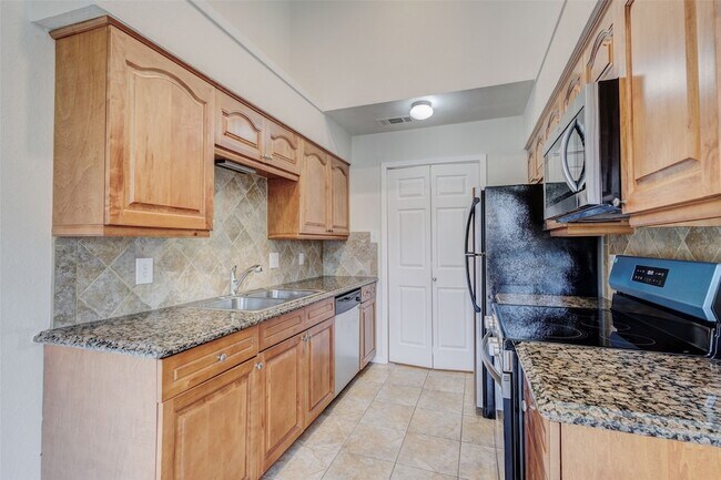 Foto del edificio - 5640 Cedar Creek Dr