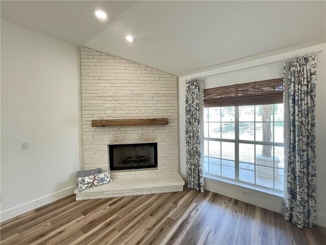 Building Photo - 104 Cowal Dr S