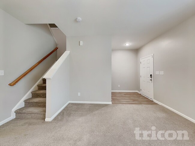 Building Photo - 2092 Roscommon Dr