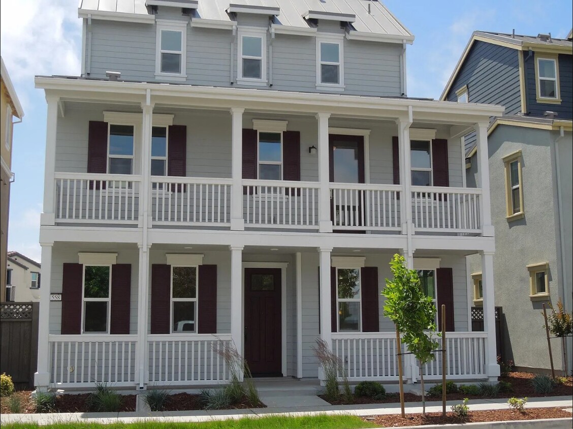 Newer trilevel single family house - 1558 Clement Ave