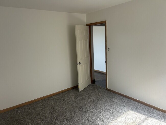 Foto del edificio - Three bedroom lower unit.