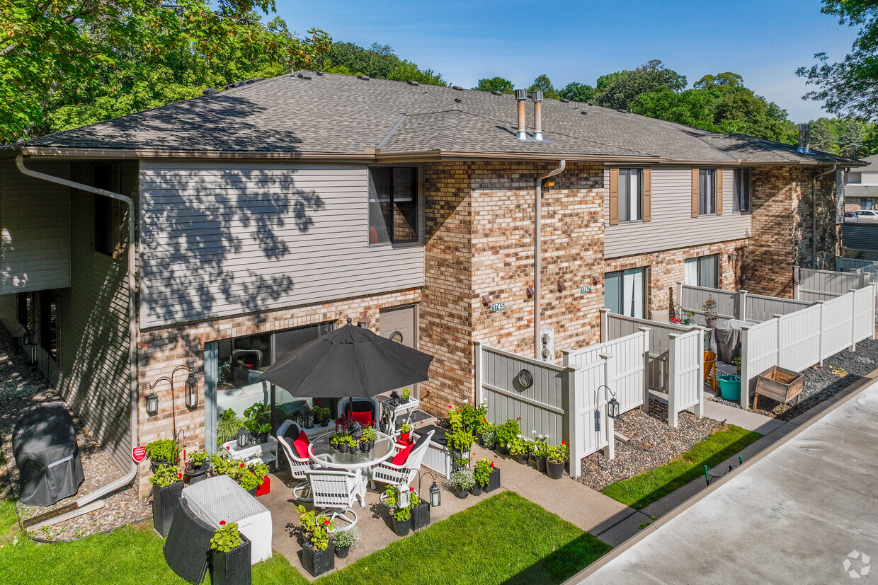 Primary Photo - Fox Forest Townhomes