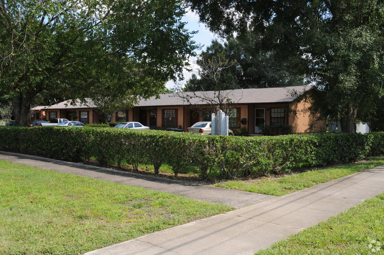 Building Photo - Petite Apartments